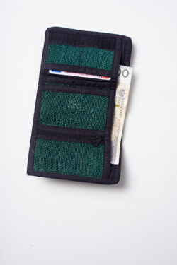 Wnętrze zielonego portfela konopnego z czarnymi elementami wykończenia, trzema mniejszymi kieszeniami, w tym jedną na zamek, oraz jedną dużą kieszenią, w której znajduje się banknot, z mniejszej kieszeni wystaje dokument tożsamości na białym tle