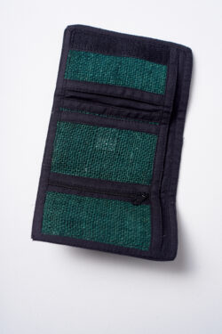 Wnętrze zielonego portfela konopnego z czarnymi elementami wykończenia, trzema mniejszymi kieszeniami, w tym jedną na zamek, oraz jedną dużą kieszenią na białym tle