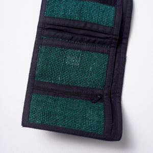 Wnętrze zielonego portfela konopnego z czarnymi elementami wykończenia, trzema mniejszymi kieszeniami, w tym jedną na zamek, oraz jedną dużą kieszenią na białym tle