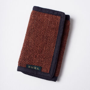 Brązowy portfel konopny z czarnymi elementami wykończenia, na białym tle