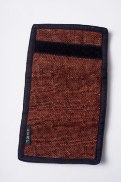 Tył brązowego portfela konopnego, częściowo rozłożony, z widocznym czarnym rzepem na krawędzi, na białym tle