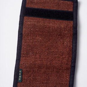 Tył brązowego portfela konopnego, częściowo rozłożony, z widocznym czarnym rzepem na krawędzi, na białym tle