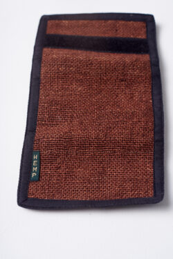 Tył brązowego portfela konopnego, częściowo rozłożony, z widocznym czarnym rzepem na krawędzi, na białym tle