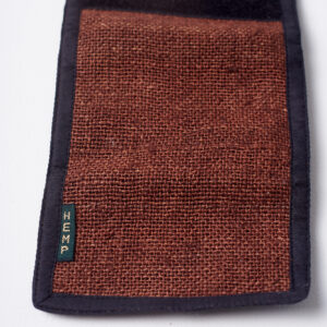 Tył brązowego portfela konopnego, częściowo rozłożony, z widocznym czarnym rzepem na krawędzi, na białym tle