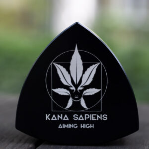 Grinder Przód dużego czarnego trójkątnego grindera z logo Kana Sapiens na tle zieleni